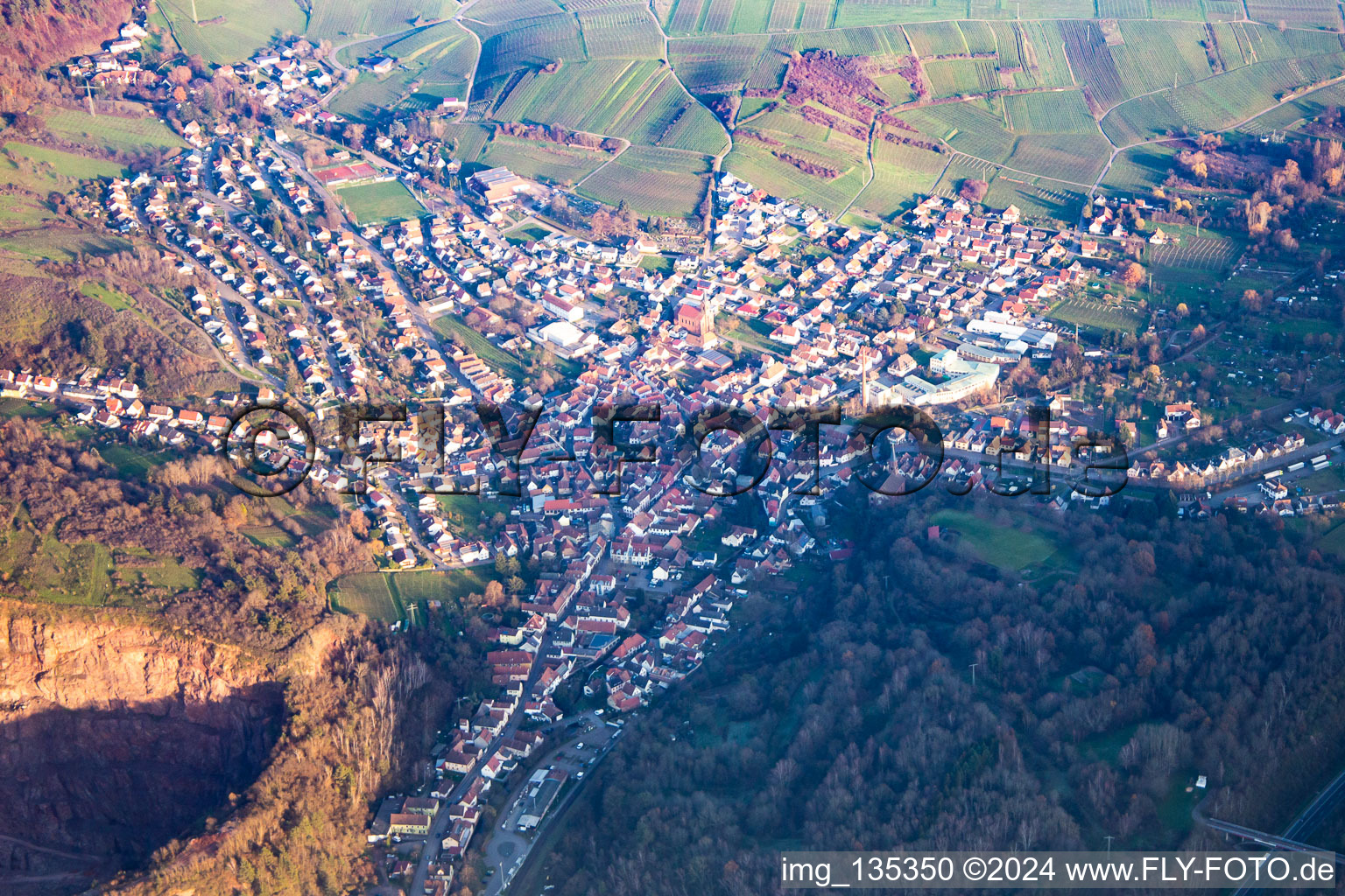 Vue aérienne de De l'est à Albersweiler dans le département Rhénanie-Palatinat, Allemagne