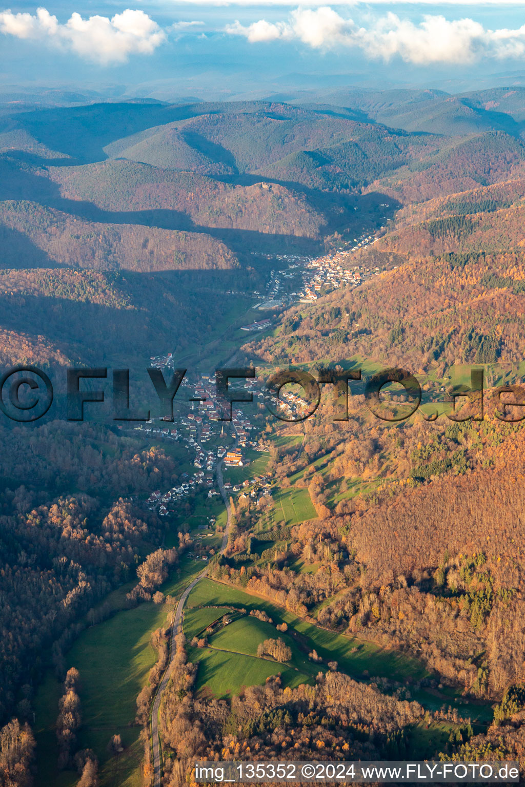 Vue aérienne de Vallée du Dernbacher depuis le sud à Dernbach dans le département Rhénanie-Palatinat, Allemagne