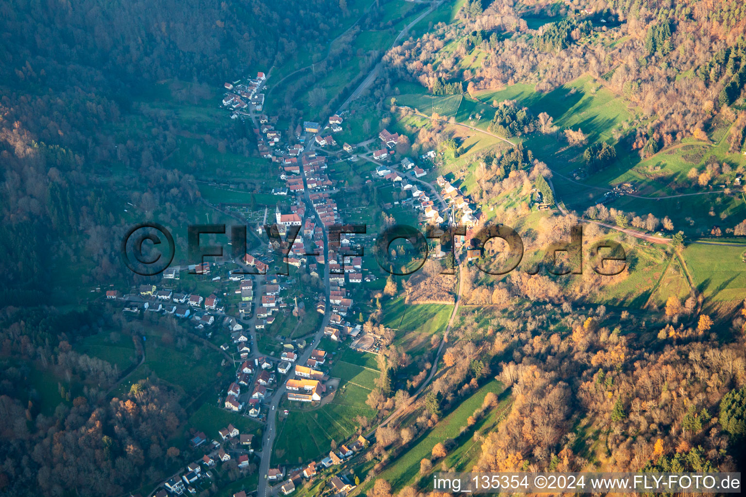 Vue d'oiseau de Dernbach dans le département Rhénanie-Palatinat, Allemagne