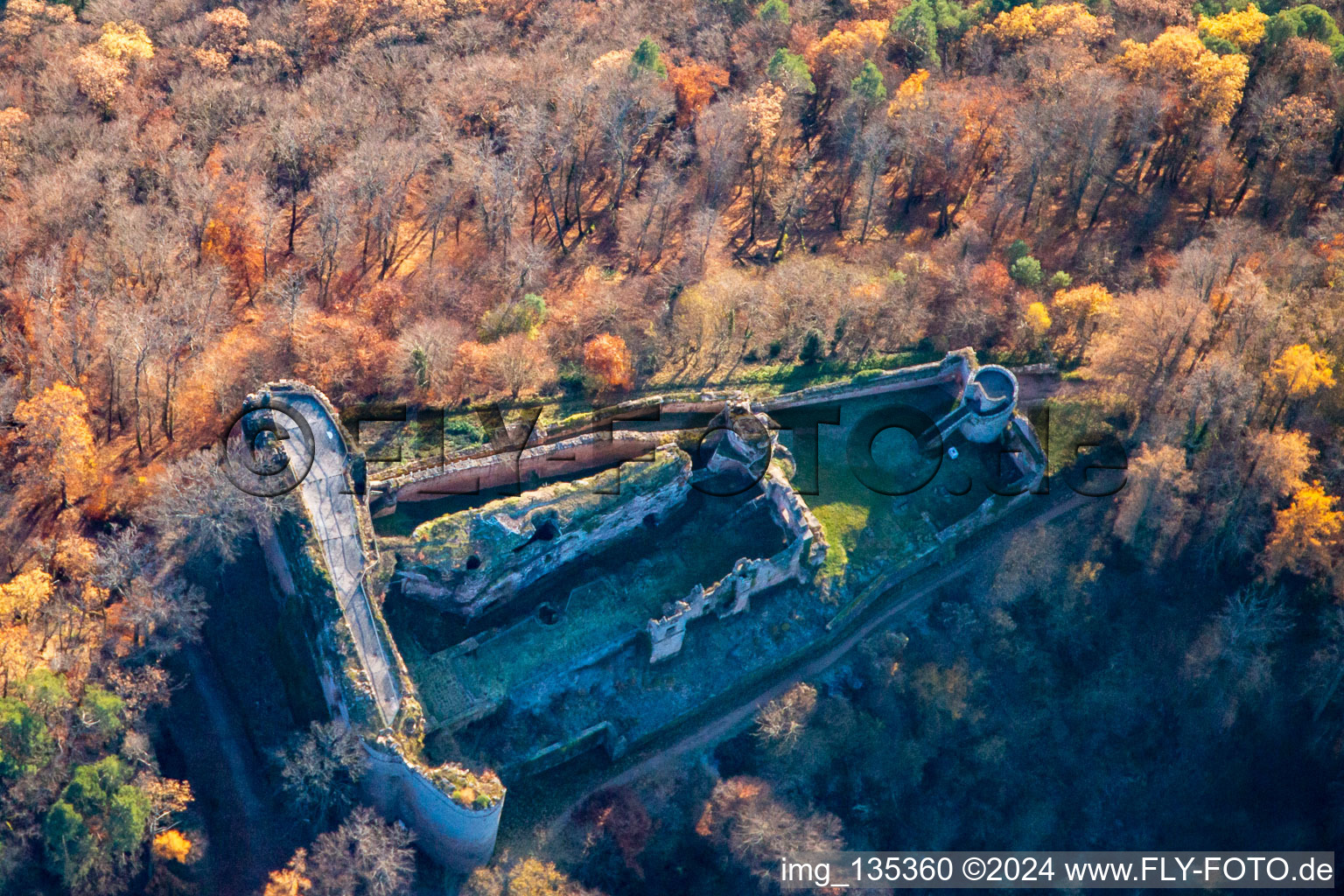 Ruines du château de Neuscharfeneck à Flemlingen dans le département Rhénanie-Palatinat, Allemagne vue d'en haut