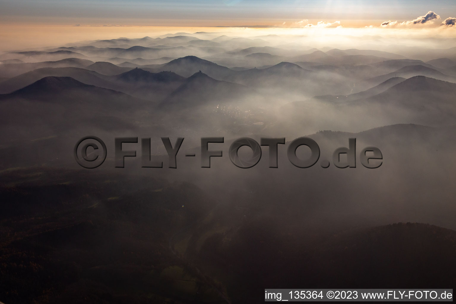 Vue aérienne de Les 3 châteaux : Münz, Anebos et Trifels dans la brume du nord à le quartier Queichhambach in Annweiler am Trifels dans le département Rhénanie-Palatinat, Allemagne