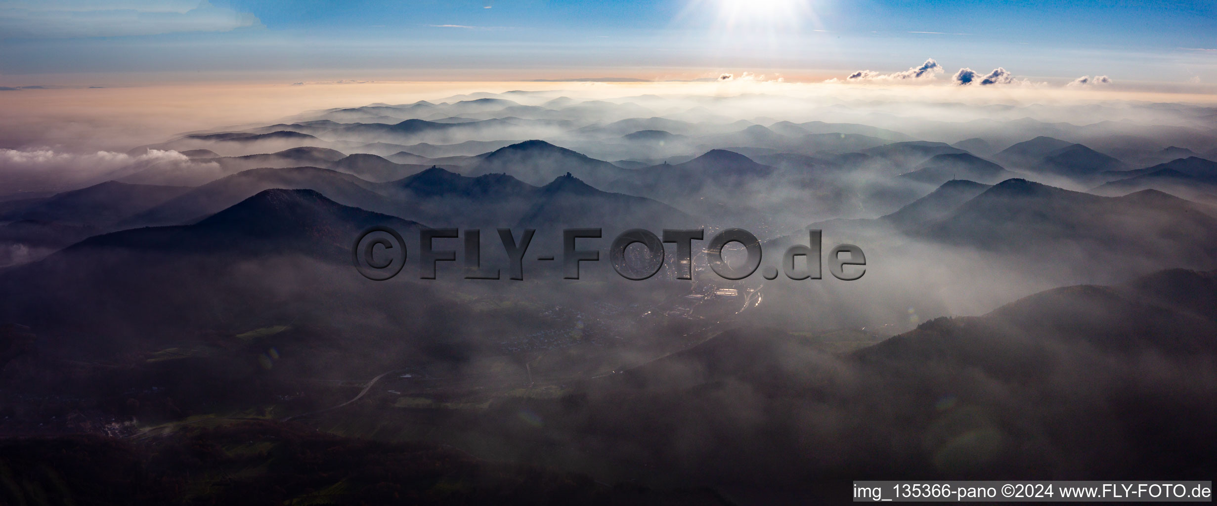 Vue aérienne de Panorama de la forêt du Palatinat Dans la brume sur le Queichtal à Annweiler am Trifels dans le département Rhénanie-Palatinat, Allemagne