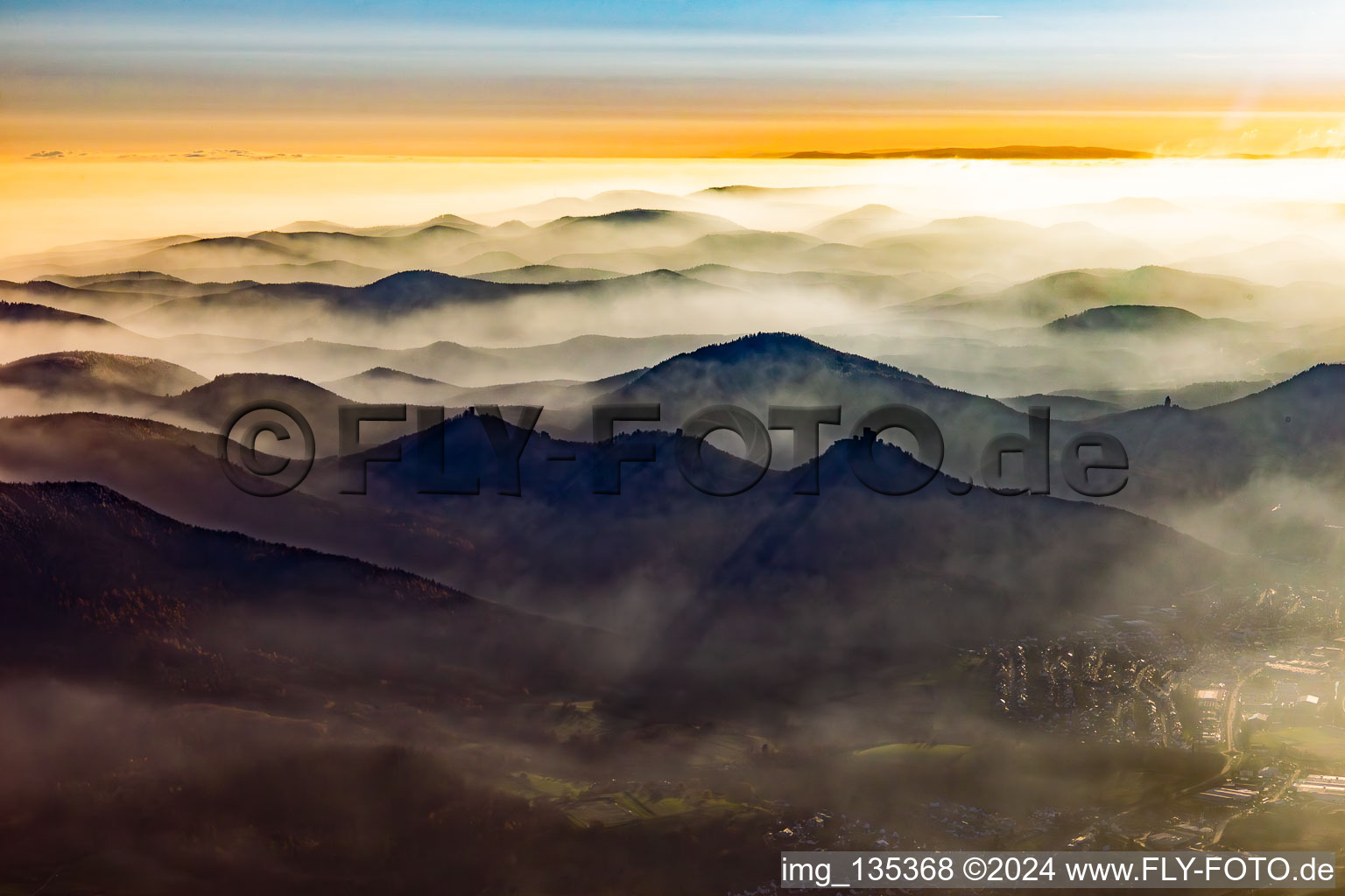 Vue aérienne de Les 3 châteaux : Münz, Anebos et Trifels dans la brume du nord à Annweiler am Trifels dans le département Rhénanie-Palatinat, Allemagne