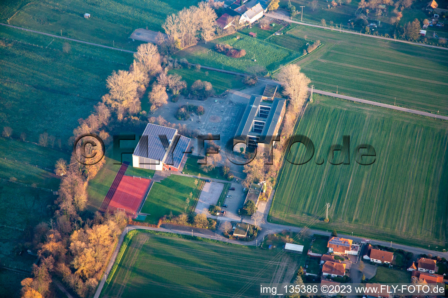 Vue aérienne de École de Klingbach à le quartier Ingenheim in Billigheim-Ingenheim dans le département Rhénanie-Palatinat, Allemagne