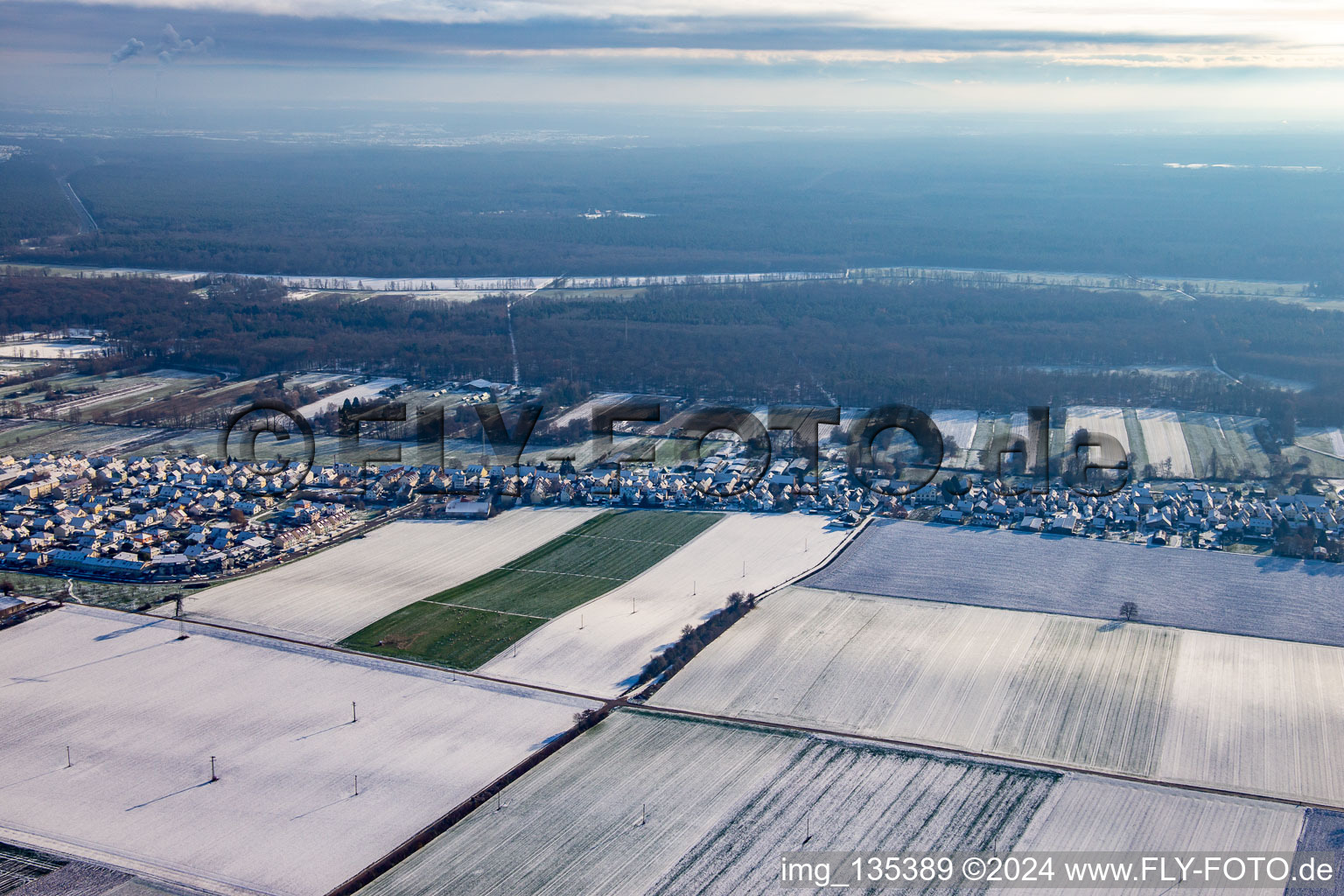 Vue aérienne de Saarstrasse en hiver avec de la neige à Kandel dans le département Rhénanie-Palatinat, Allemagne