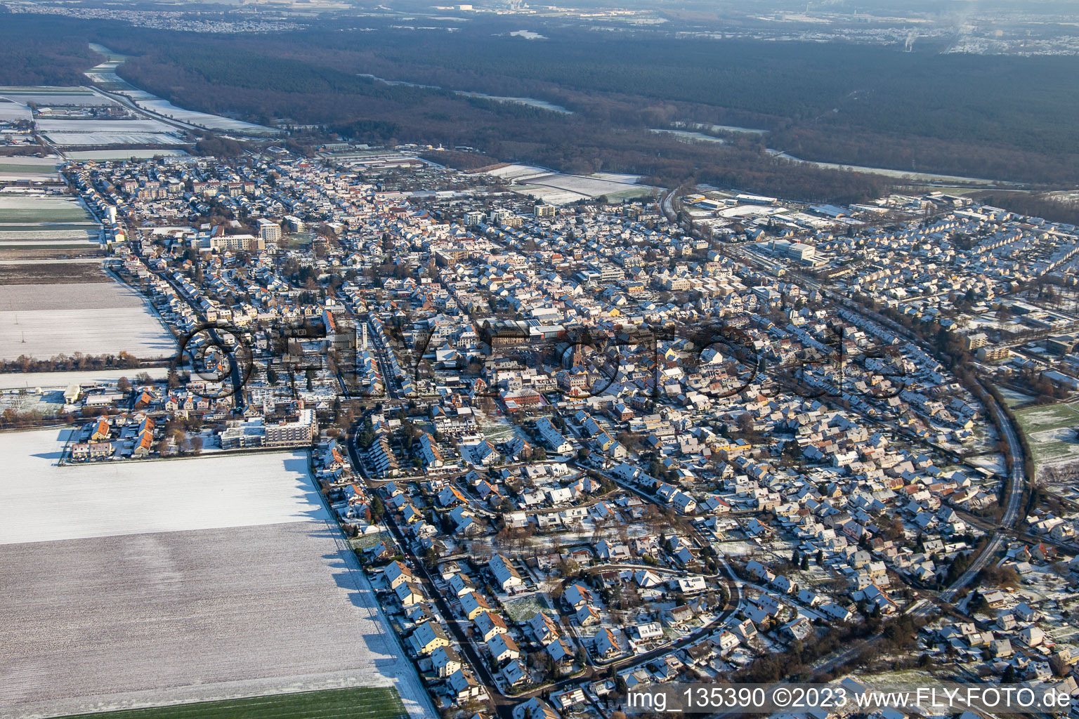 Vue aérienne de Ville centrale en hiver avec de la neige à Kandel dans le département Rhénanie-Palatinat, Allemagne