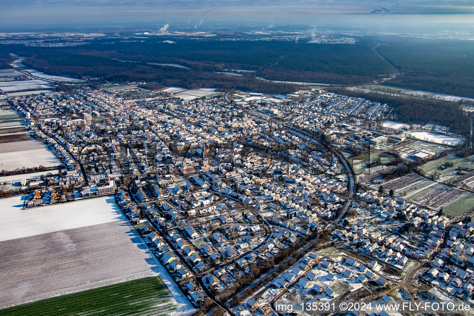 Vue aérienne de Ville centrale en hiver avec de la neige à Kandel dans le département Rhénanie-Palatinat, Allemagne