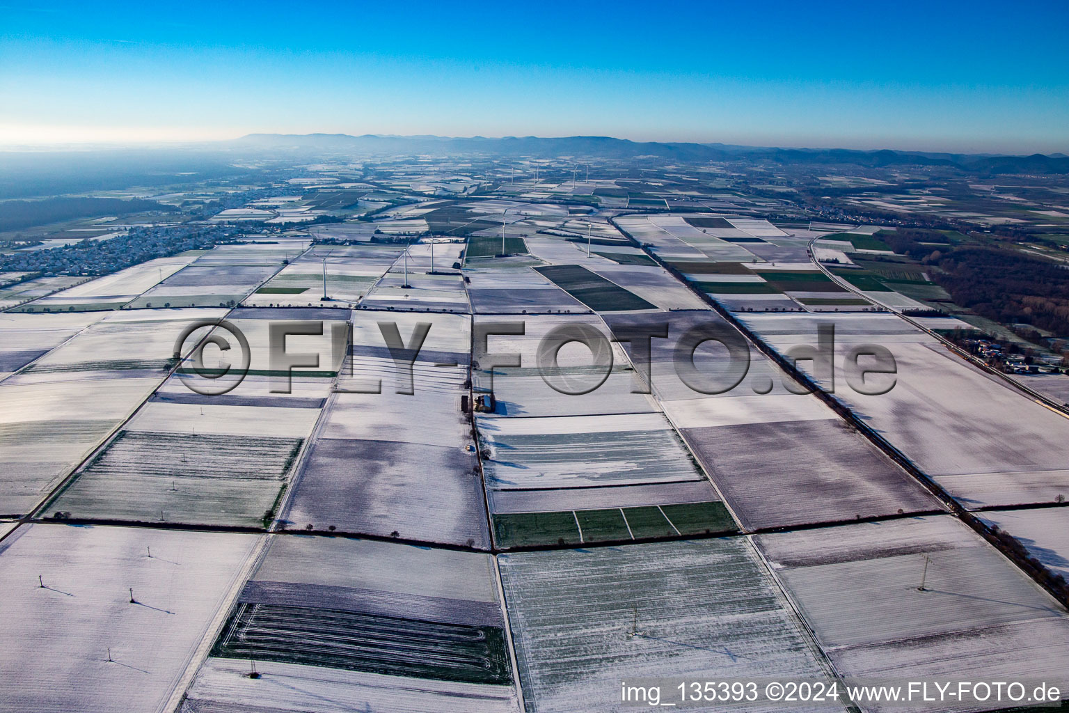 Vue aérienne de Éoliennes en hiver avec de la neige à Minfeld dans le département Rhénanie-Palatinat, Allemagne