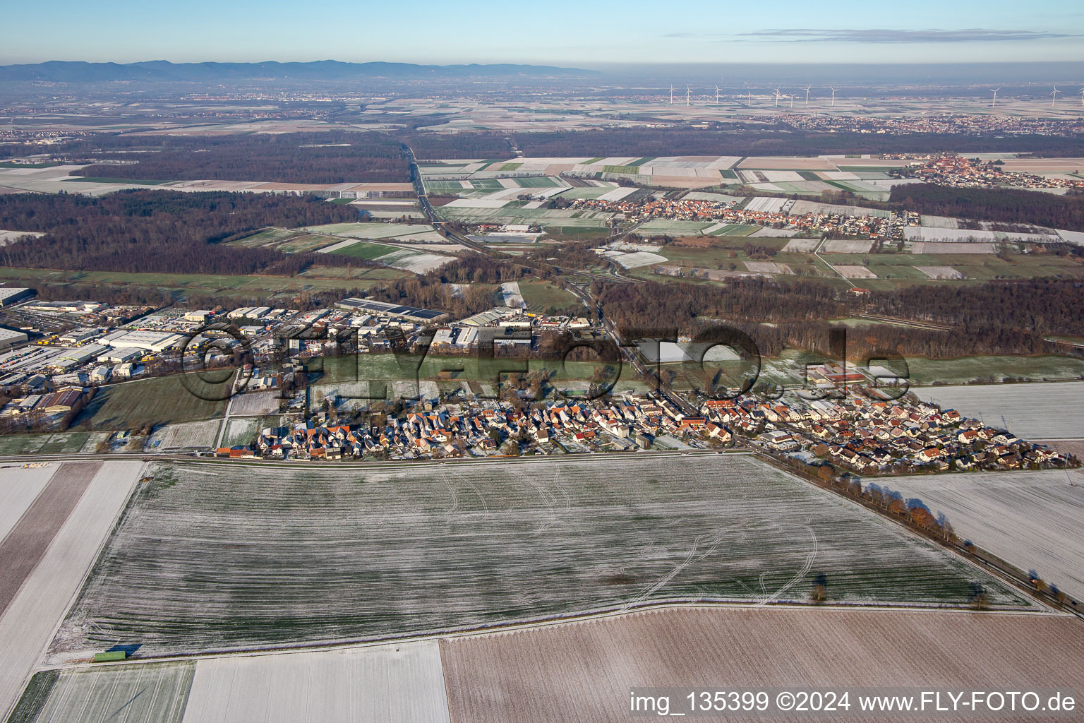 Vue aérienne de En hiver quand il y a de la neige à le quartier Minderslachen in Kandel dans le département Rhénanie-Palatinat, Allemagne