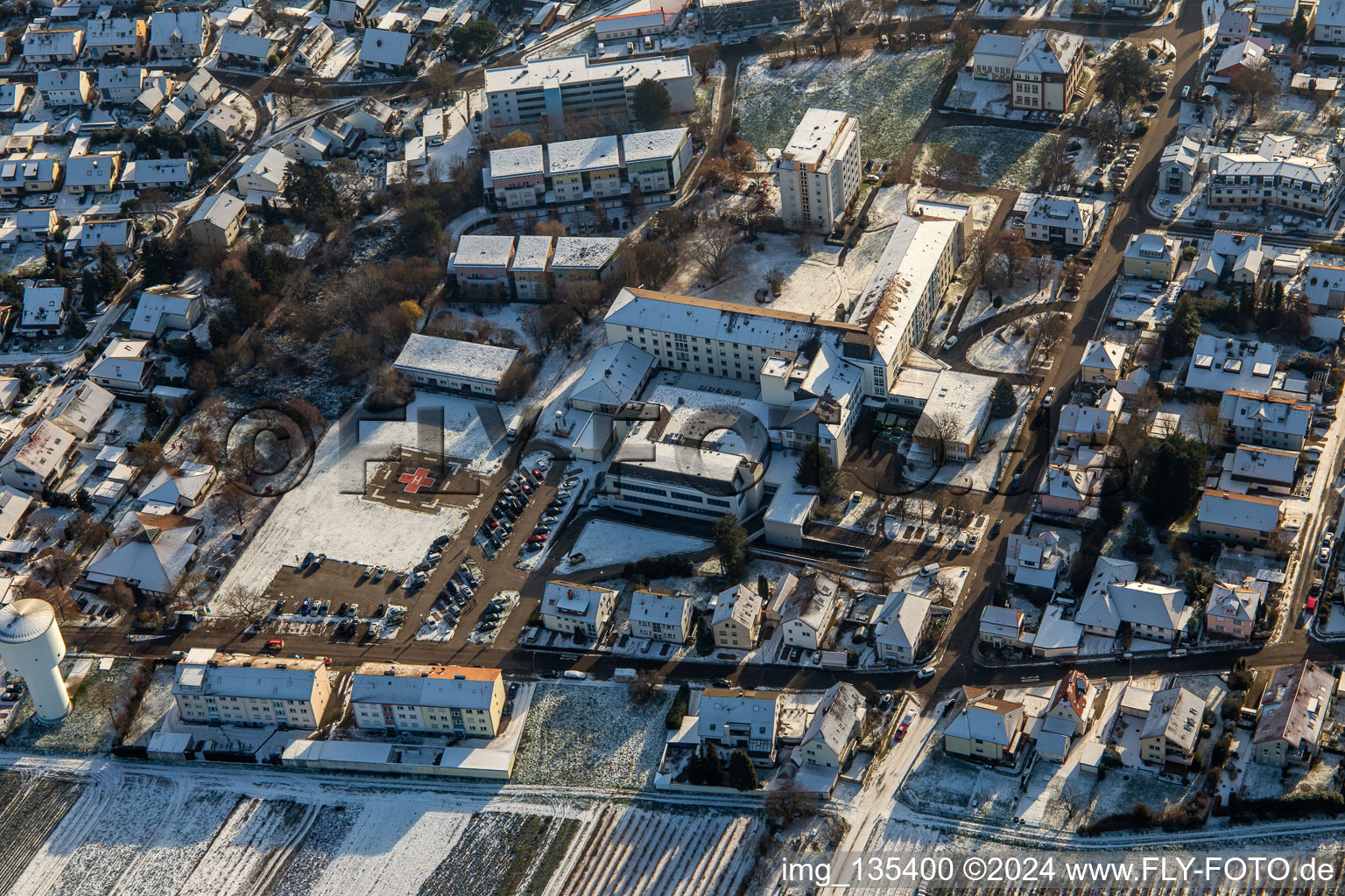 Vue aérienne de Asklepios Südpfalzkliniken en hiver avec de la neige à Kandel dans le département Rhénanie-Palatinat, Allemagne