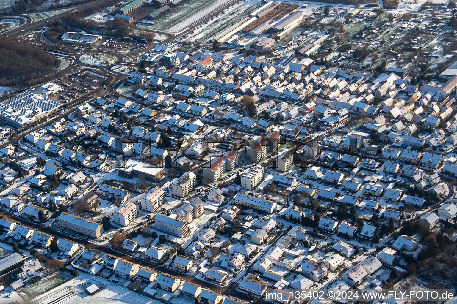 Vue aérienne de Route aux rayons X en hiver avec de la neige à Kandel dans le département Rhénanie-Palatinat, Allemagne