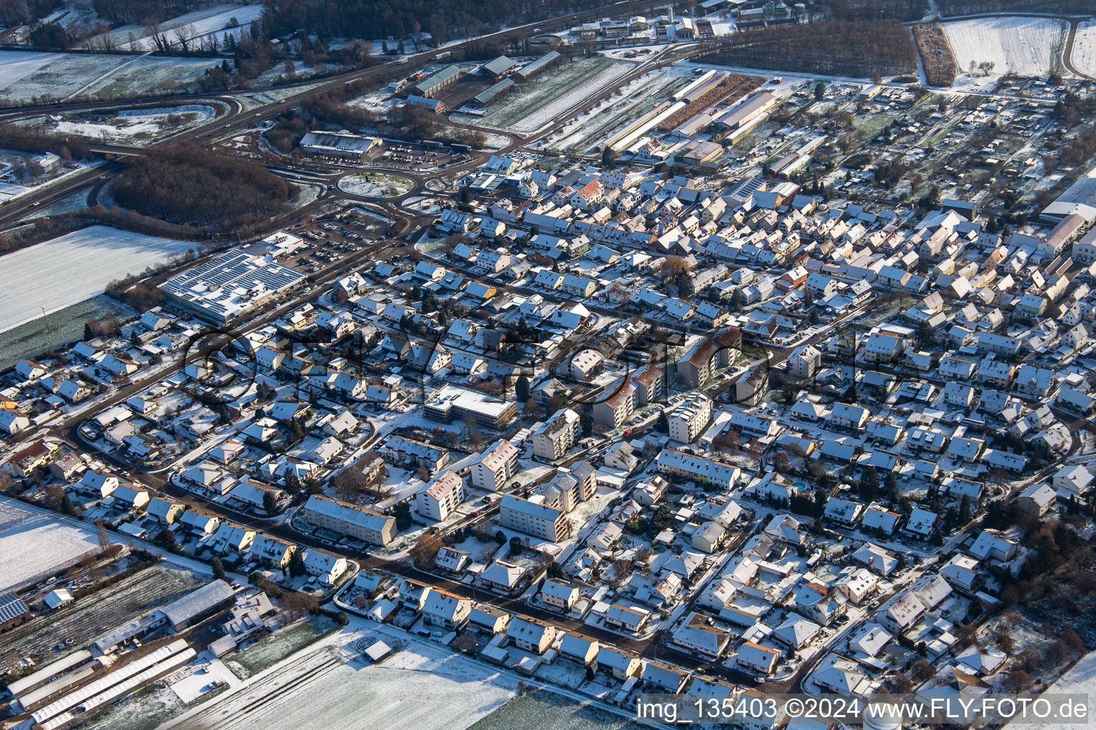 Vue aérienne de Route aux rayons X en hiver avec de la neige à Kandel dans le département Rhénanie-Palatinat, Allemagne