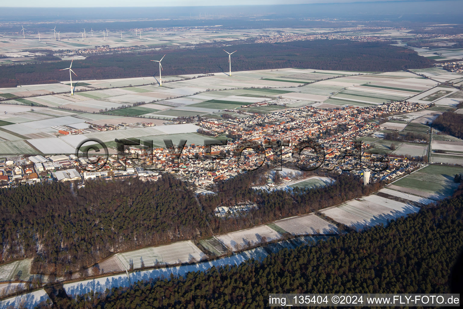 Vue aérienne de En hiver quand il y a de la neige à Hatzenbühl dans le département Rhénanie-Palatinat, Allemagne