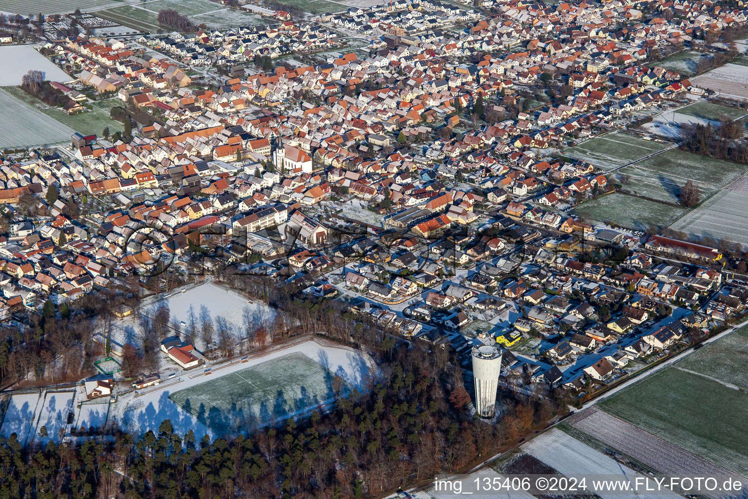 Vue aérienne de Château d'eau en hiver avec de la neige à Hatzenbühl dans le département Rhénanie-Palatinat, Allemagne