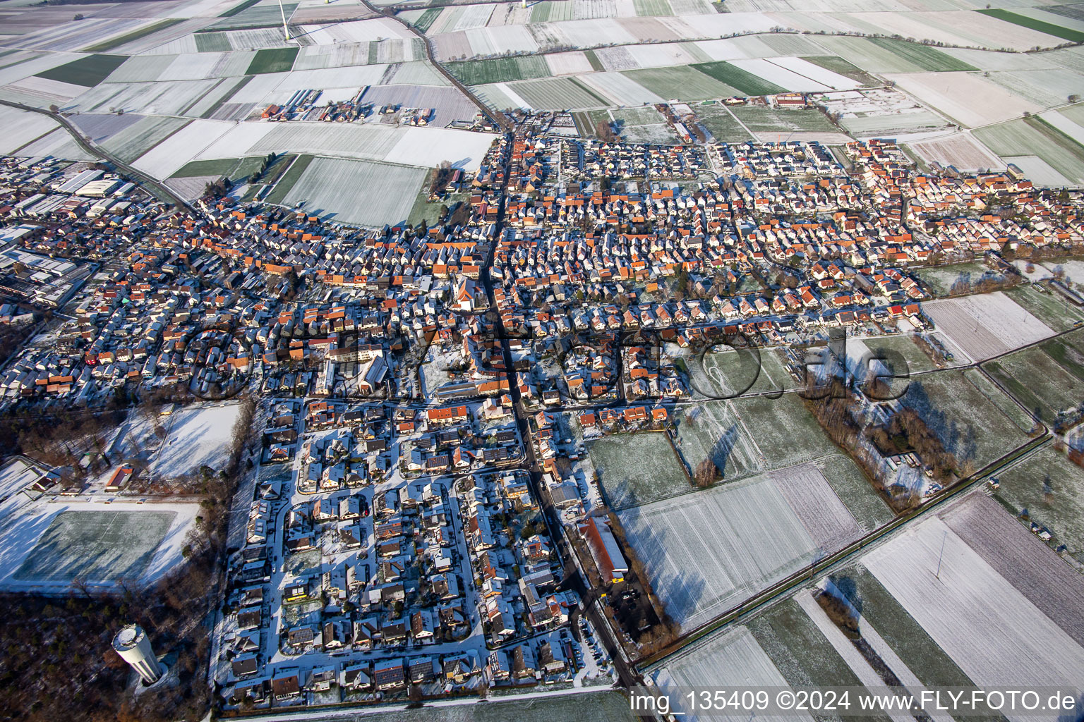 Vue aérienne de Rue de l'église en hiver avec de la neige à Hatzenbühl dans le département Rhénanie-Palatinat, Allemagne