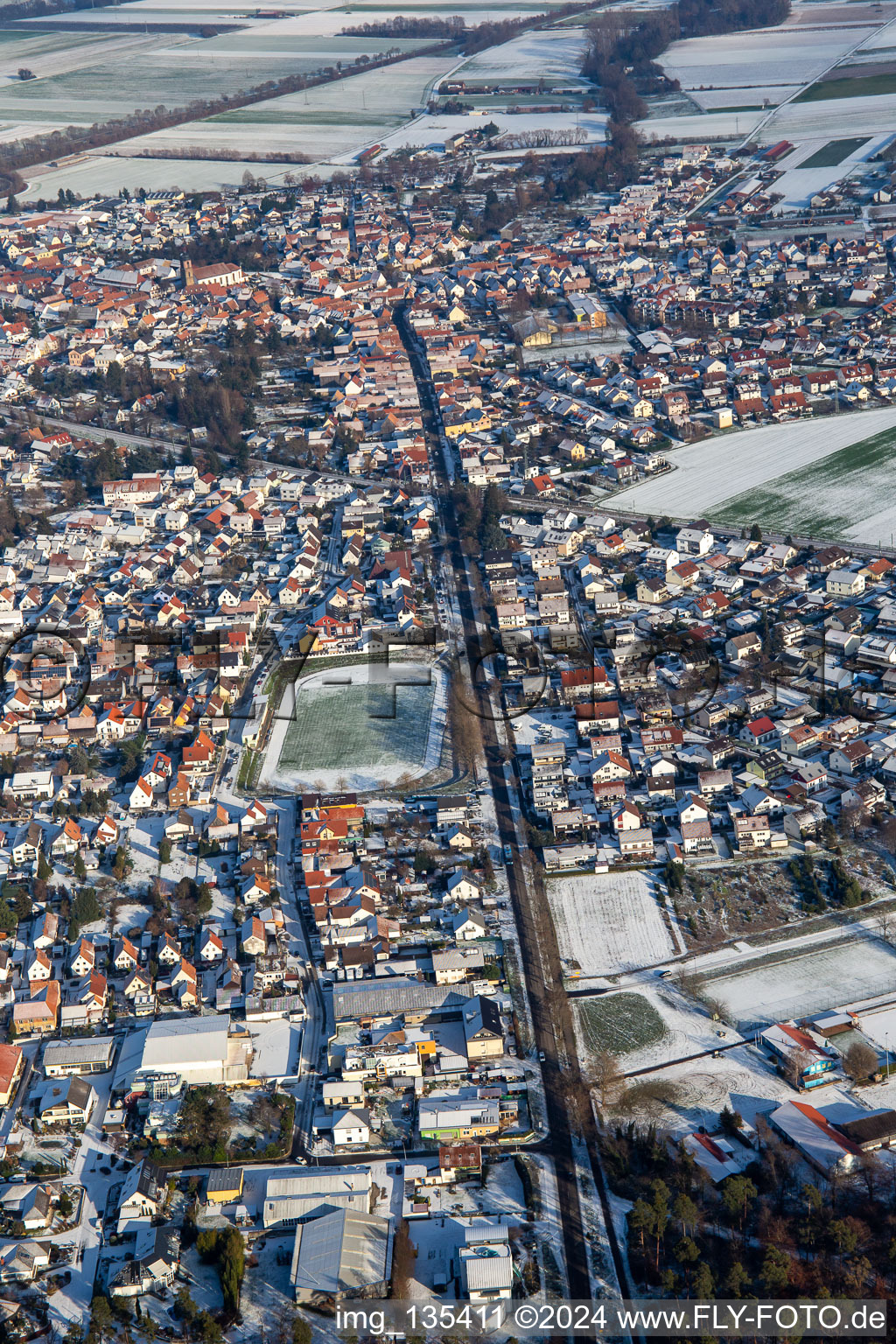 Vue aérienne de Kandelerstrasse en hiver avec de la neige à Rheinzabern dans le département Rhénanie-Palatinat, Allemagne