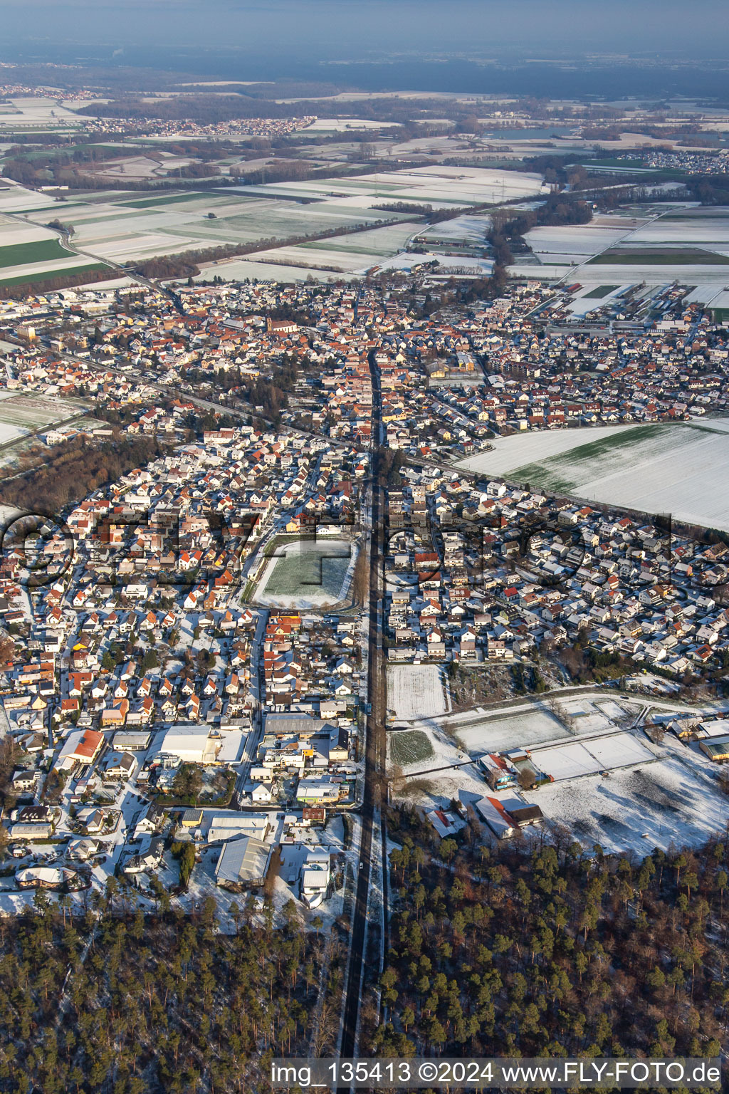 Vue aérienne de Kandelerstrasse en hiver avec de la neige à Rheinzabern dans le département Rhénanie-Palatinat, Allemagne