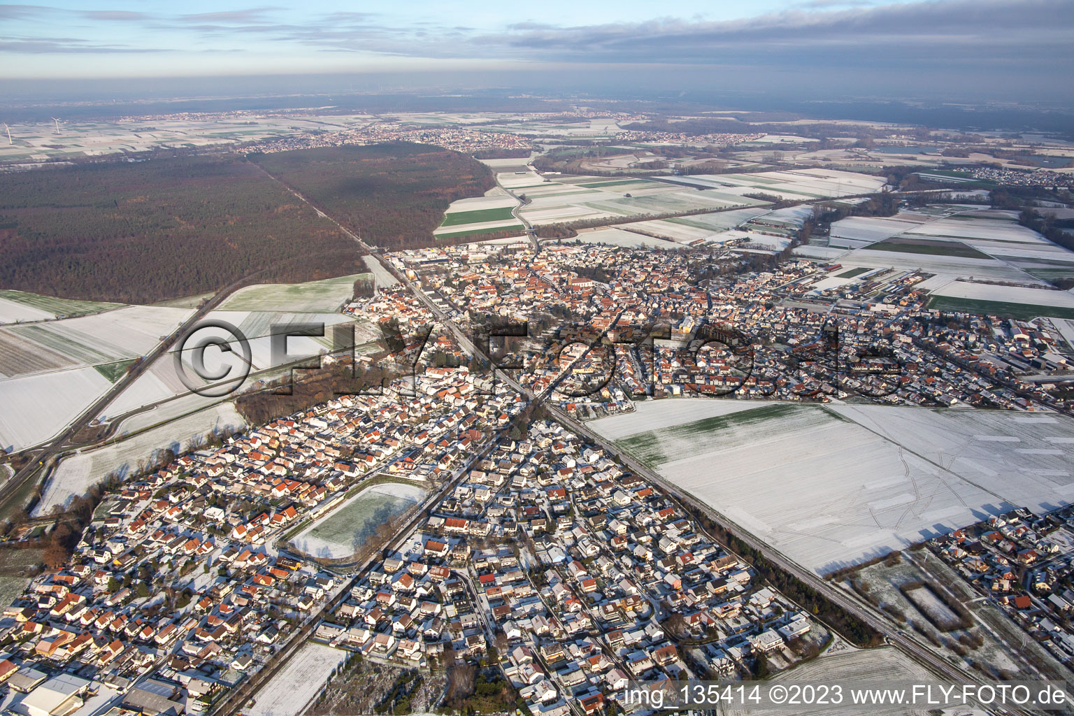 Vue aérienne de Ligne de chemin de fer en hiver avec de la neige à Rheinzabern dans le département Rhénanie-Palatinat, Allemagne