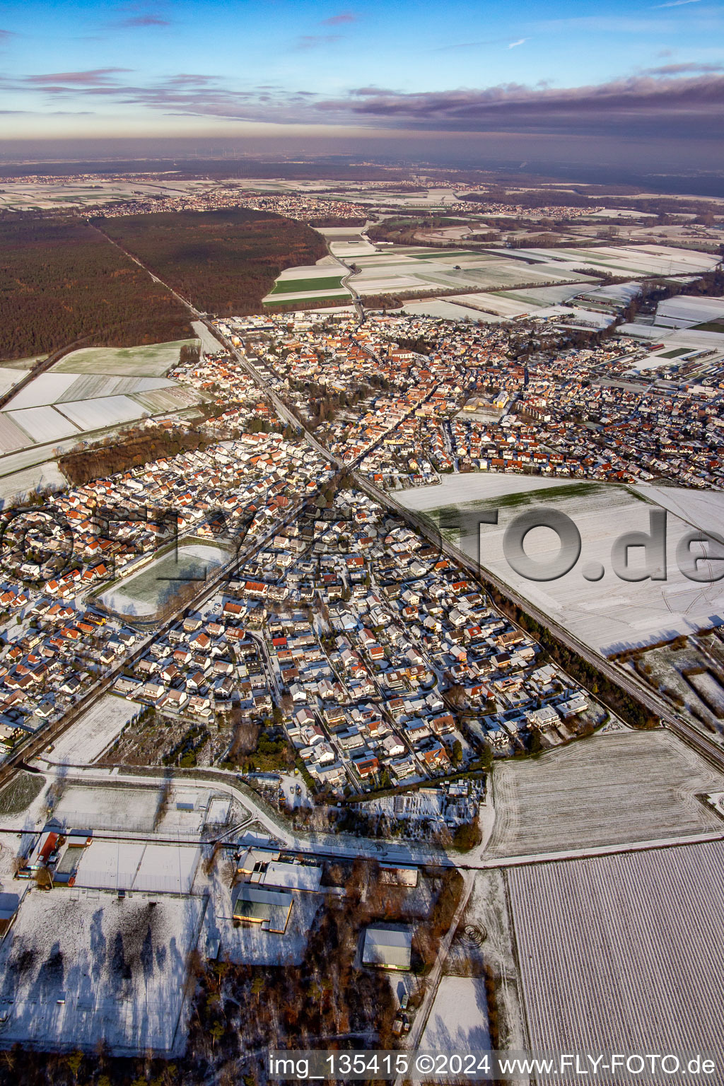 Vue aérienne de Ligne de chemin de fer en hiver avec de la neige à Rheinzabern dans le département Rhénanie-Palatinat, Allemagne