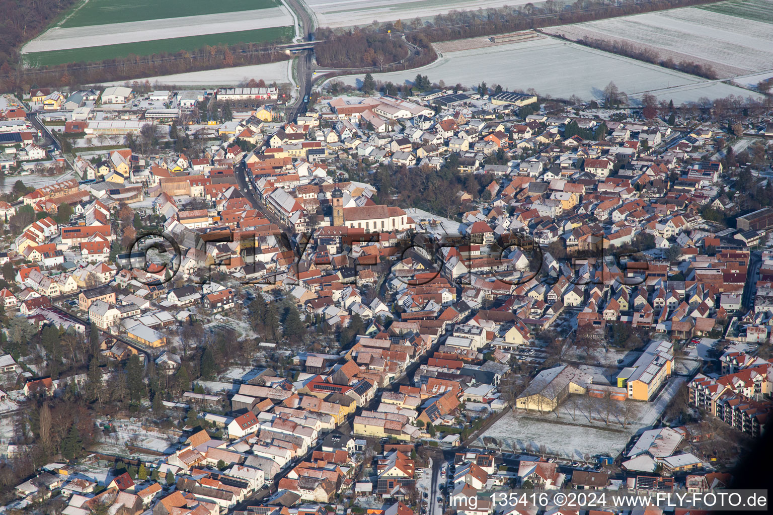 Vue aérienne de Rue principale avec l'église paroissiale de Saint-Michel en hiver avec de la neige à Rheinzabern dans le département Rhénanie-Palatinat, Allemagne