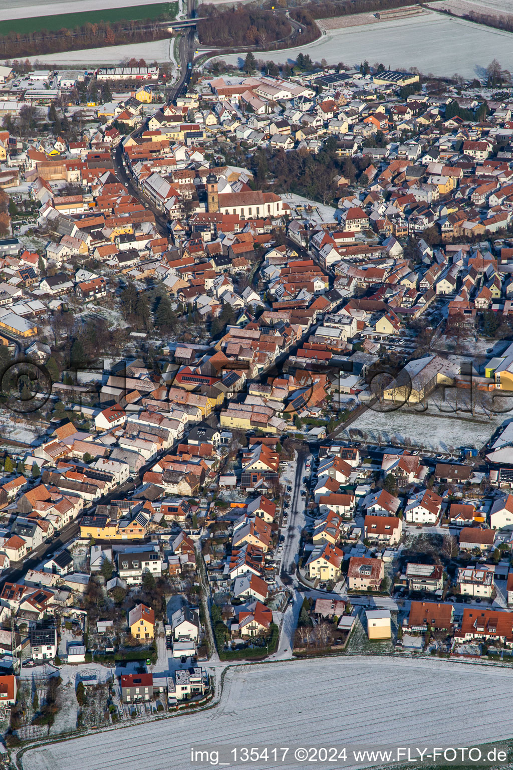Vue aérienne de Rue principale avec l'église paroissiale de Saint-Michel en hiver avec de la neige à Rheinzabern dans le département Rhénanie-Palatinat, Allemagne