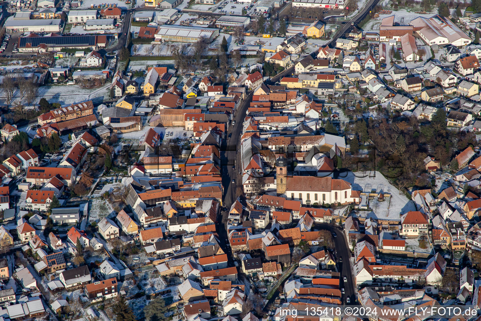 Photographie aérienne de Rue principale avec l'église paroissiale de Saint-Michel en hiver avec de la neige à Rheinzabern dans le département Rhénanie-Palatinat, Allemagne