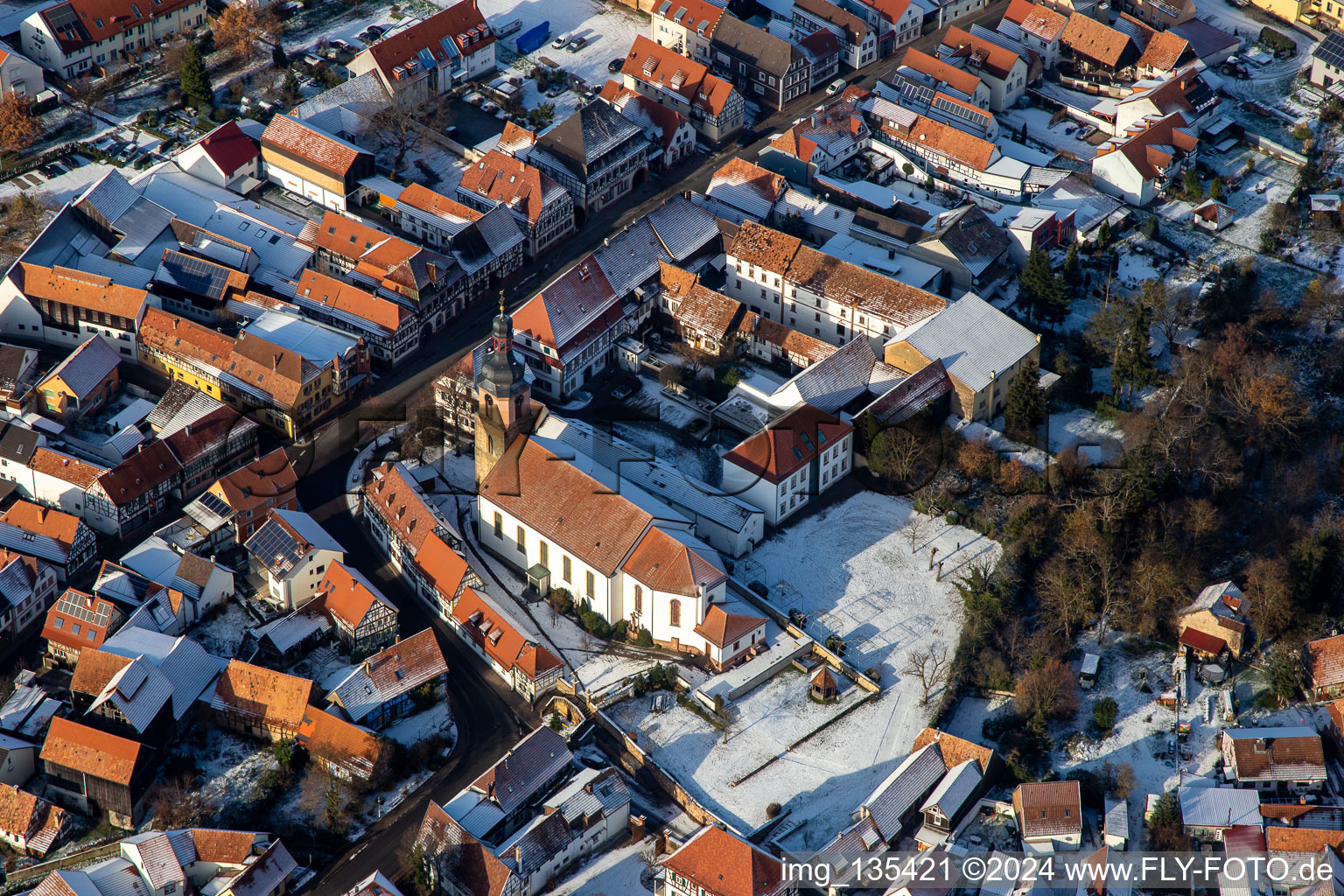 Rue principale avec l'église paroissiale de Saint-Michel en hiver avec de la neige à Rheinzabern dans le département Rhénanie-Palatinat, Allemagne hors des airs