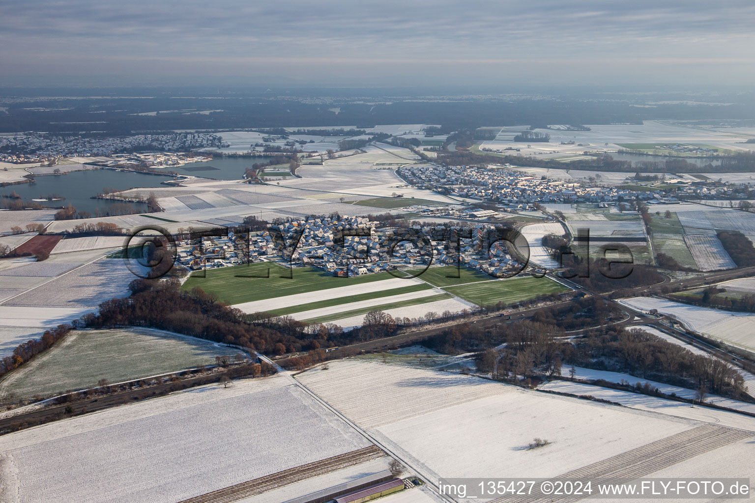 Vue aérienne de En hiver quand il y a de la neige à le quartier Hardtwald in Neupotz dans le département Rhénanie-Palatinat, Allemagne