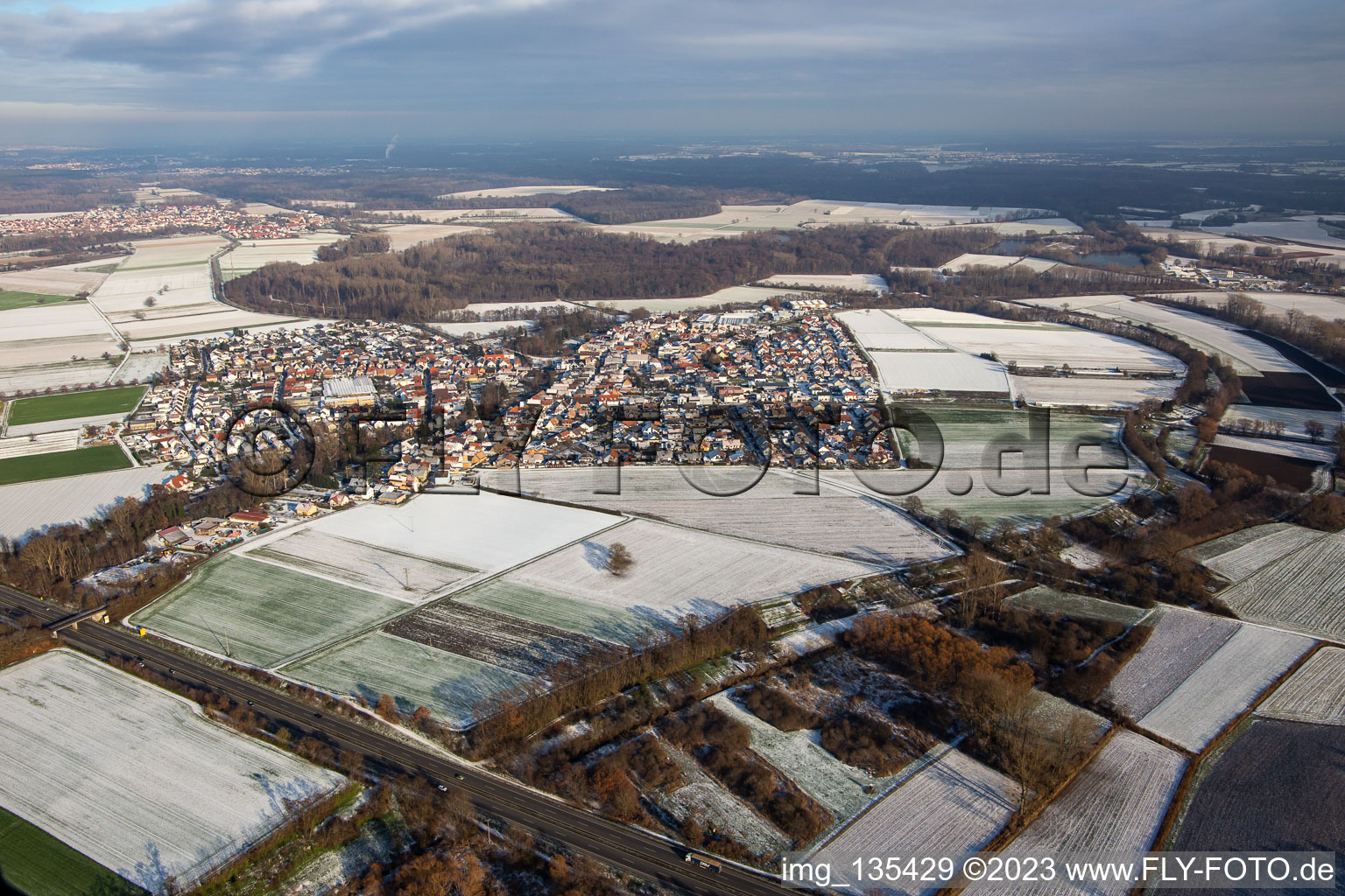 Vue aérienne de En hiver quand il y a de la neige à Kuhardt dans le département Rhénanie-Palatinat, Allemagne