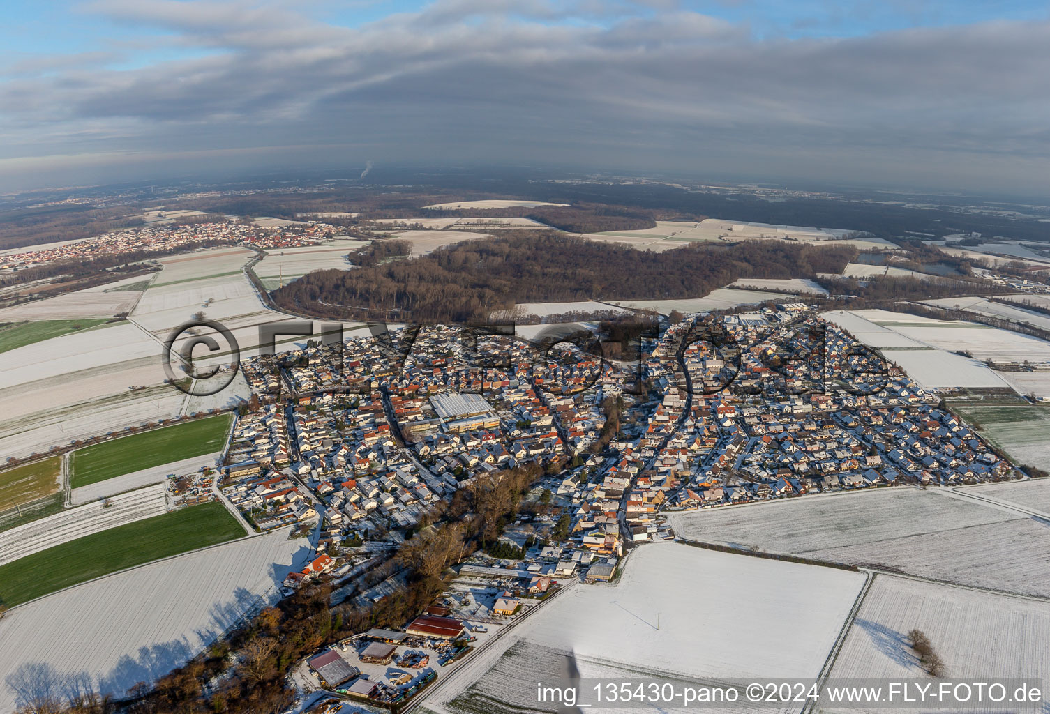 Vue aérienne de En hiver quand il y a de la neige à Kuhardt dans le département Rhénanie-Palatinat, Allemagne