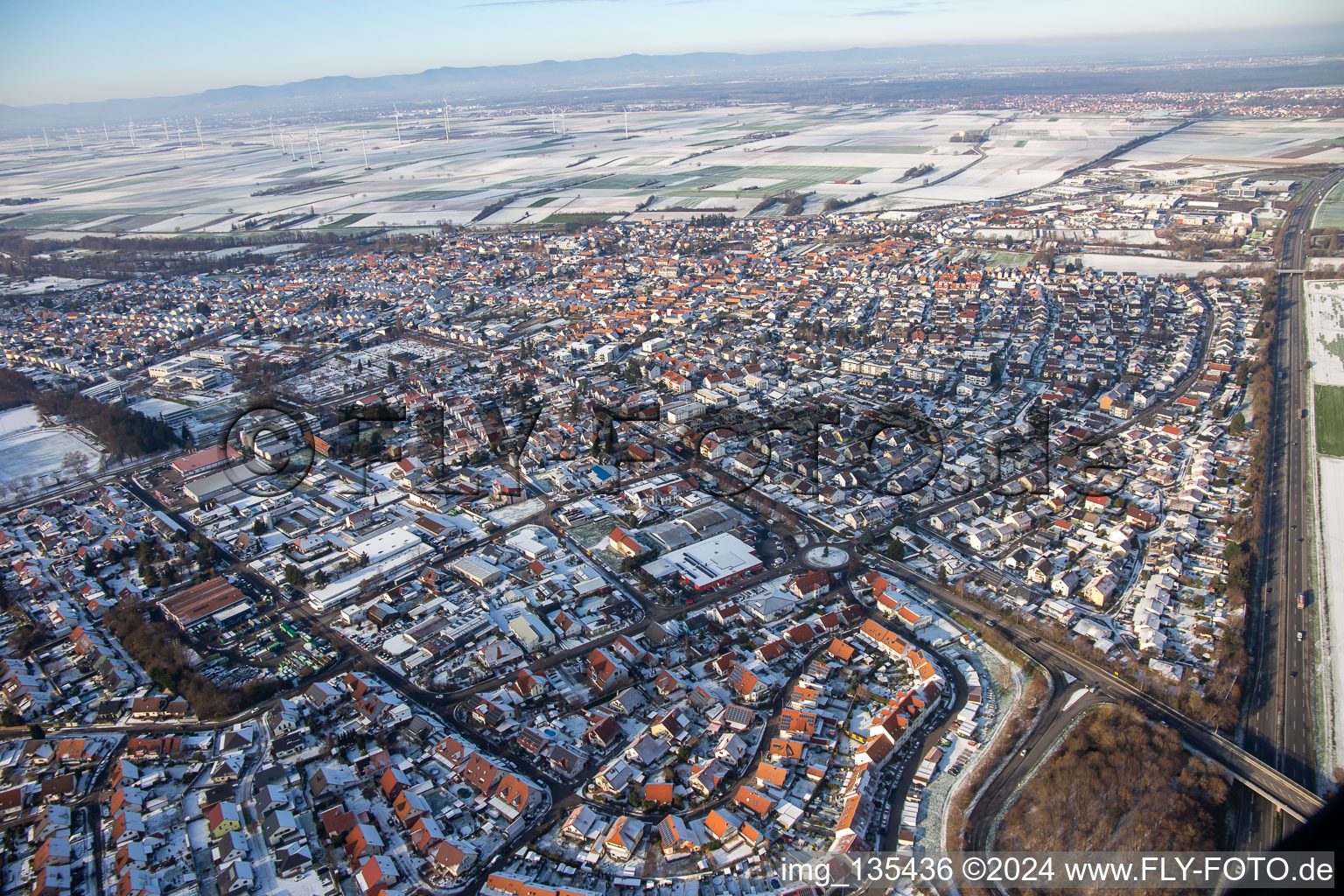 Vue aérienne de Kuhhardter Straße en hiver avec de la neige à Rülzheim dans le département Rhénanie-Palatinat, Allemagne