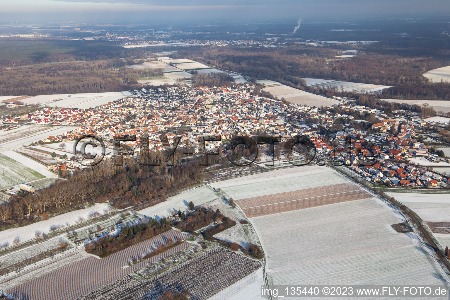 Vue aérienne de En hiver quand il y a de la neige à Hördt dans le département Rhénanie-Palatinat, Allemagne