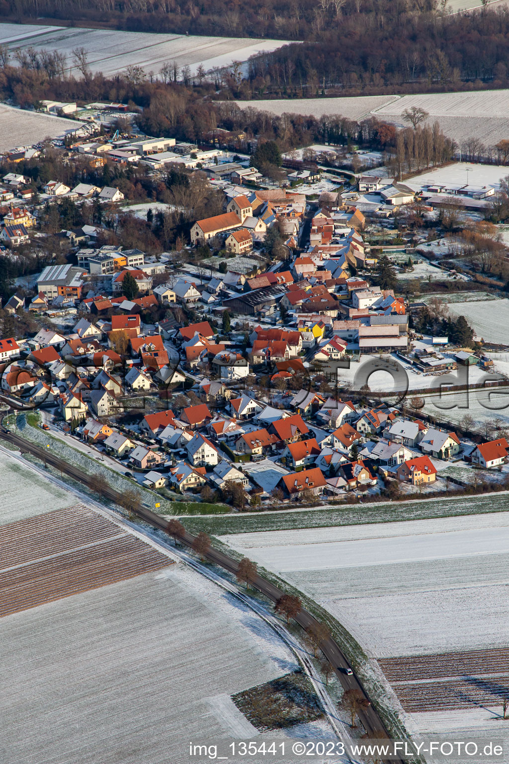 Vue aérienne de Sur le Preischberg en hiver avec de la neige à Hördt dans le département Rhénanie-Palatinat, Allemagne