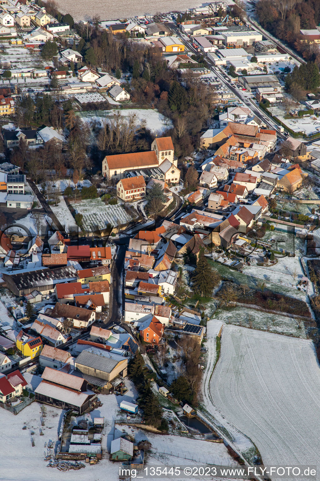 Vue aérienne de Sur le Heiligenberg en hiver avec de la neige à Hördt dans le département Rhénanie-Palatinat, Allemagne
