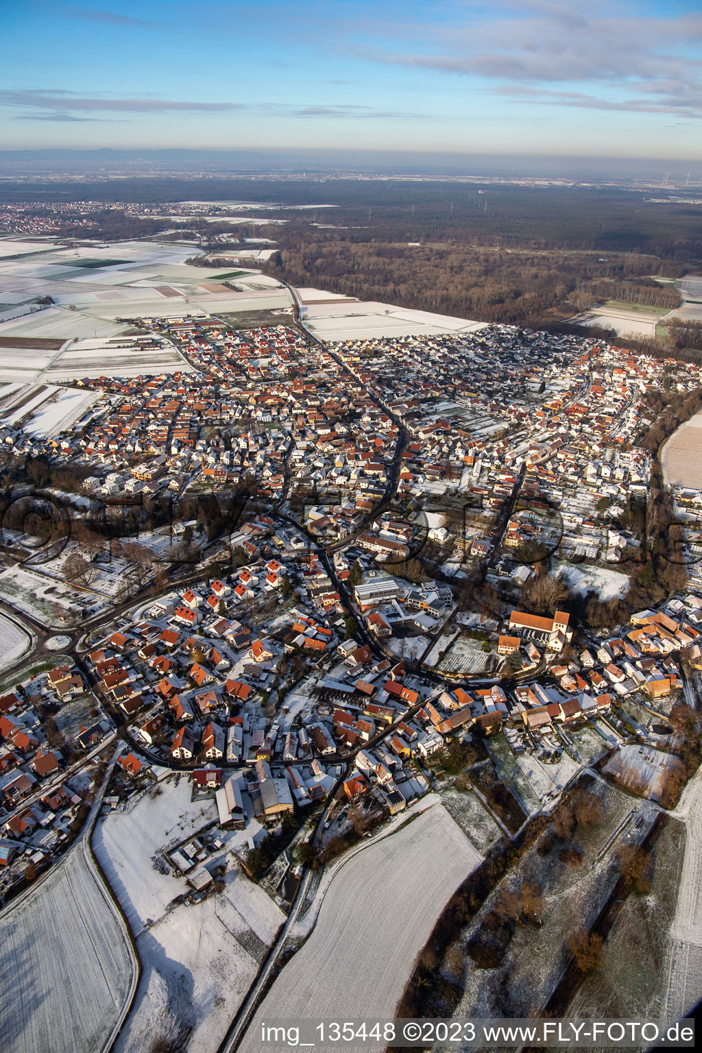 Vue aérienne de Bellheimer Straße en hiver avec de la neige à Hördt dans le département Rhénanie-Palatinat, Allemagne