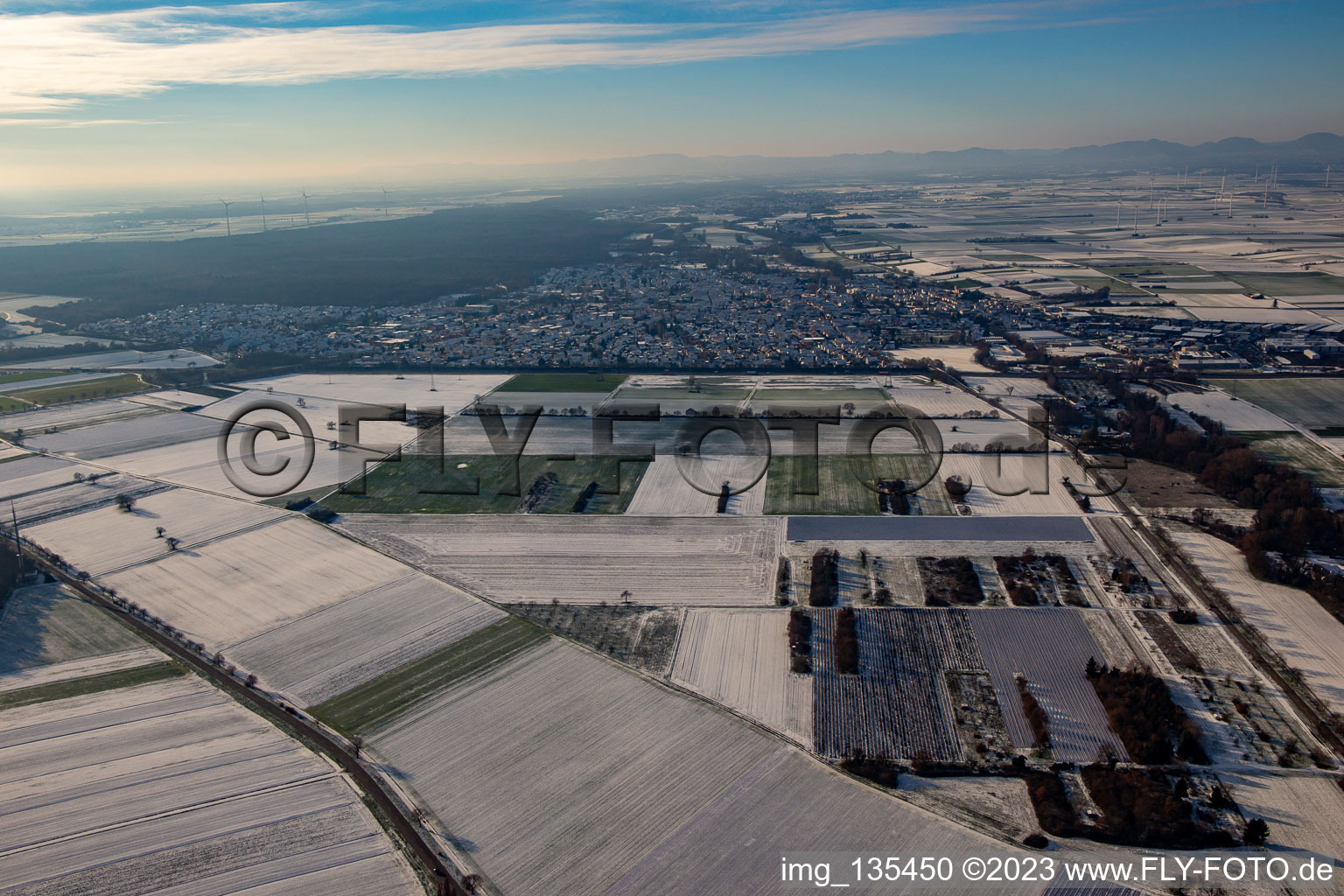 Vue aérienne de B9 en hiver quand il y a de la neige à Rülzheim dans le département Rhénanie-Palatinat, Allemagne