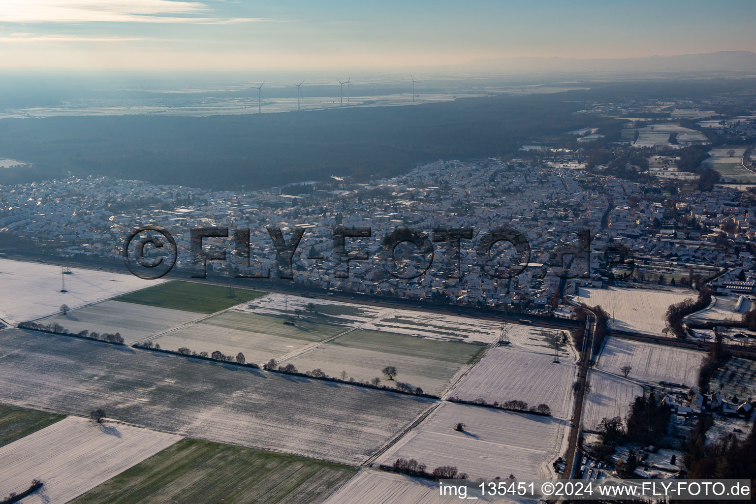 Vue aérienne de B9 en hiver quand il y a de la neige à Rülzheim dans le département Rhénanie-Palatinat, Allemagne