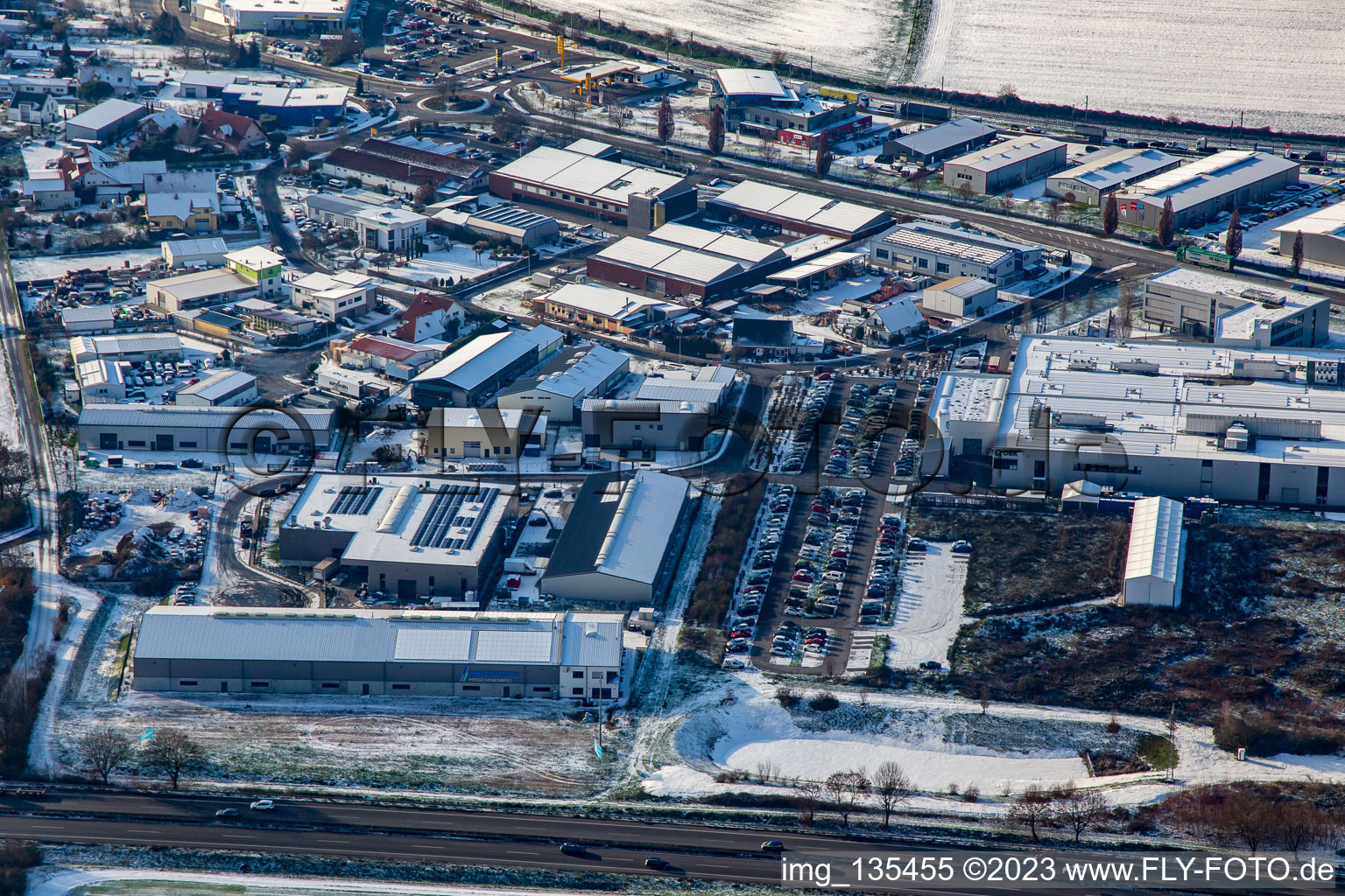 Vue aérienne de Zone industrielle au niveau en hiver avec de la neige à Rülzheim dans le département Rhénanie-Palatinat, Allemagne