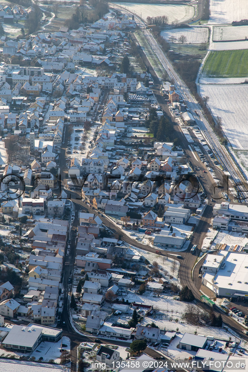 Vue aérienne de Bahnhofstrasse en hiver avec de la neige à Rülzheim dans le département Rhénanie-Palatinat, Allemagne