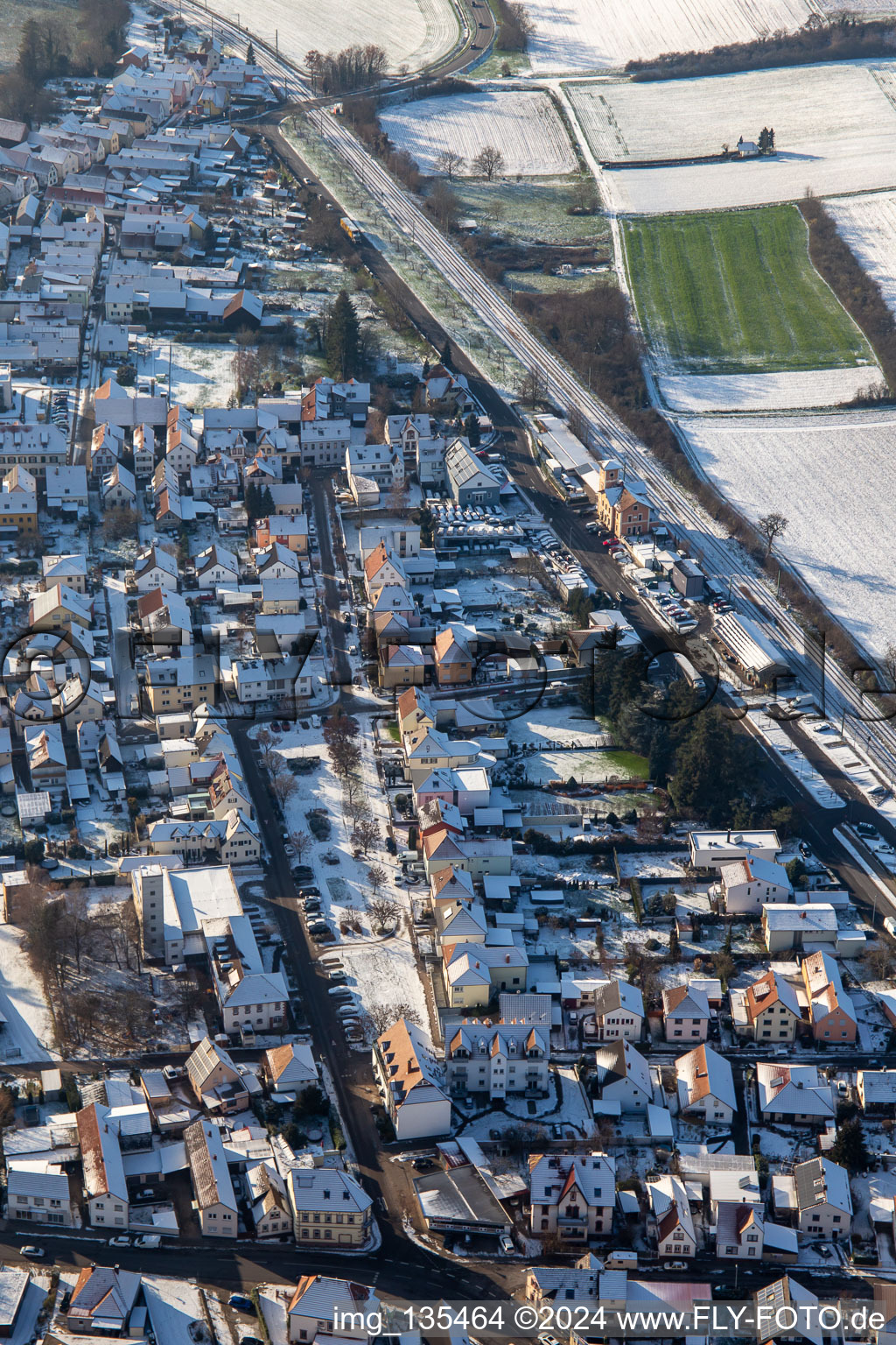 Vue aérienne de Bahnhofstrasse en hiver avec de la neige à Rülzheim dans le département Rhénanie-Palatinat, Allemagne