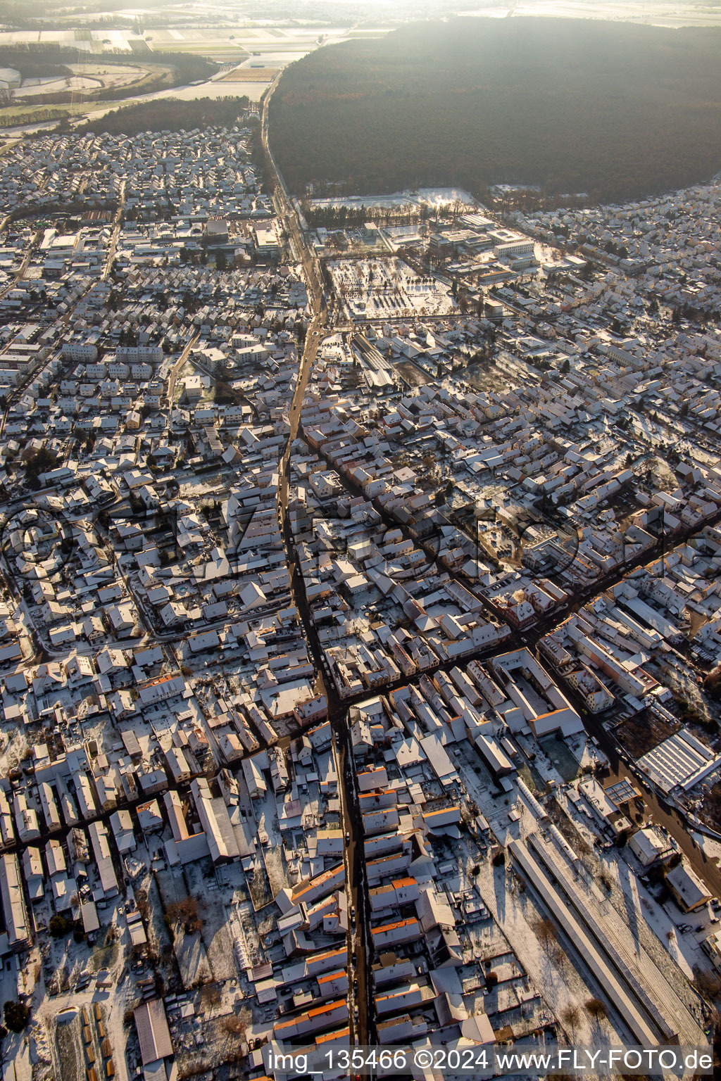 Vue aérienne de Rheinzaberner et Kuhhardter Street en hiver avec de la neige à Rülzheim dans le département Rhénanie-Palatinat, Allemagne