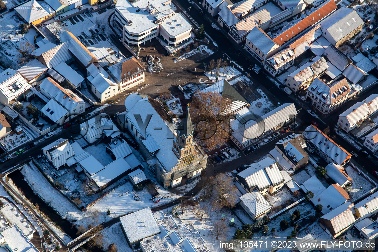 Vue aérienne de Église Saint-Maurice en hiver avec de la neige à Rülzheim dans le département Rhénanie-Palatinat, Allemagne