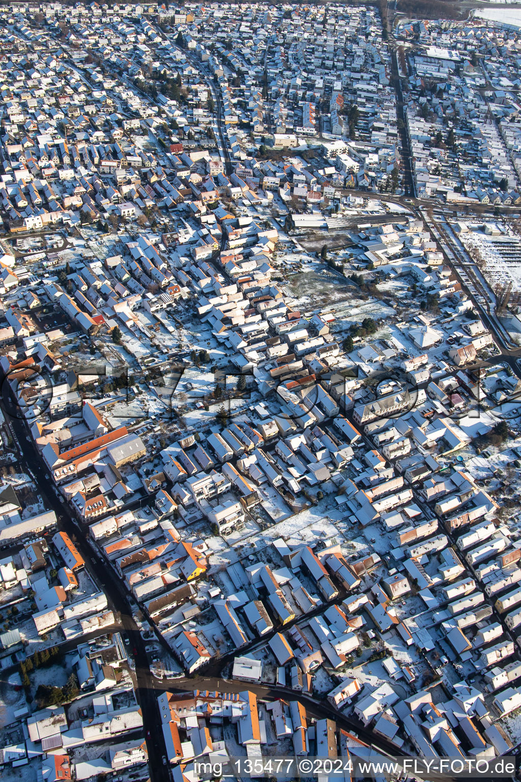 Vue aérienne de Hinterer Grabengasse en hiver avec de la neige à Rülzheim dans le département Rhénanie-Palatinat, Allemagne