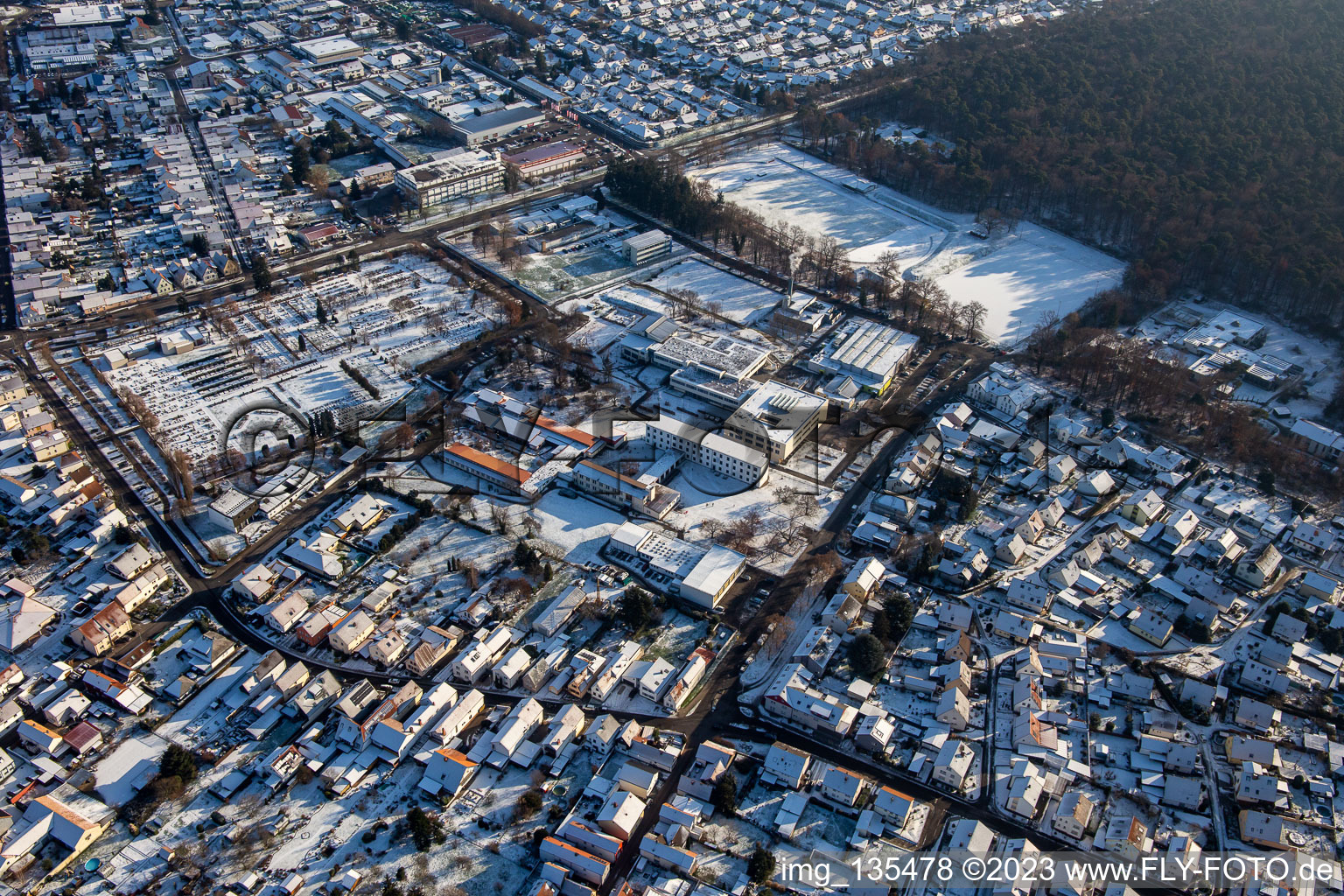 Vue aérienne de IGS -Rülzheim en hiver quand il y a de la neige à Rülzheim dans le département Rhénanie-Palatinat, Allemagne