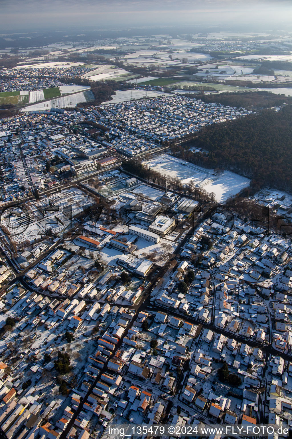 Vue aérienne de IGS -Rülzheim en hiver quand il y a de la neige à Rülzheim dans le département Rhénanie-Palatinat, Allemagne