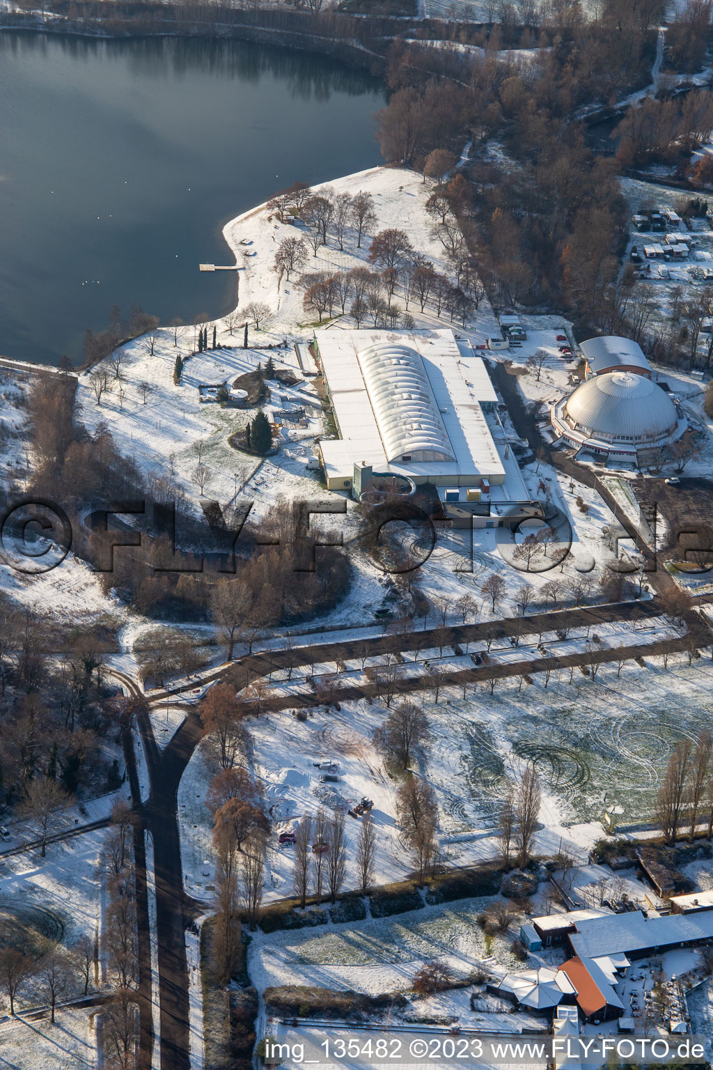 Vue aérienne de Lido, salle de boulettes de vapeur en hiver quand il y a de la neige à Rülzheim dans le département Rhénanie-Palatinat, Allemagne