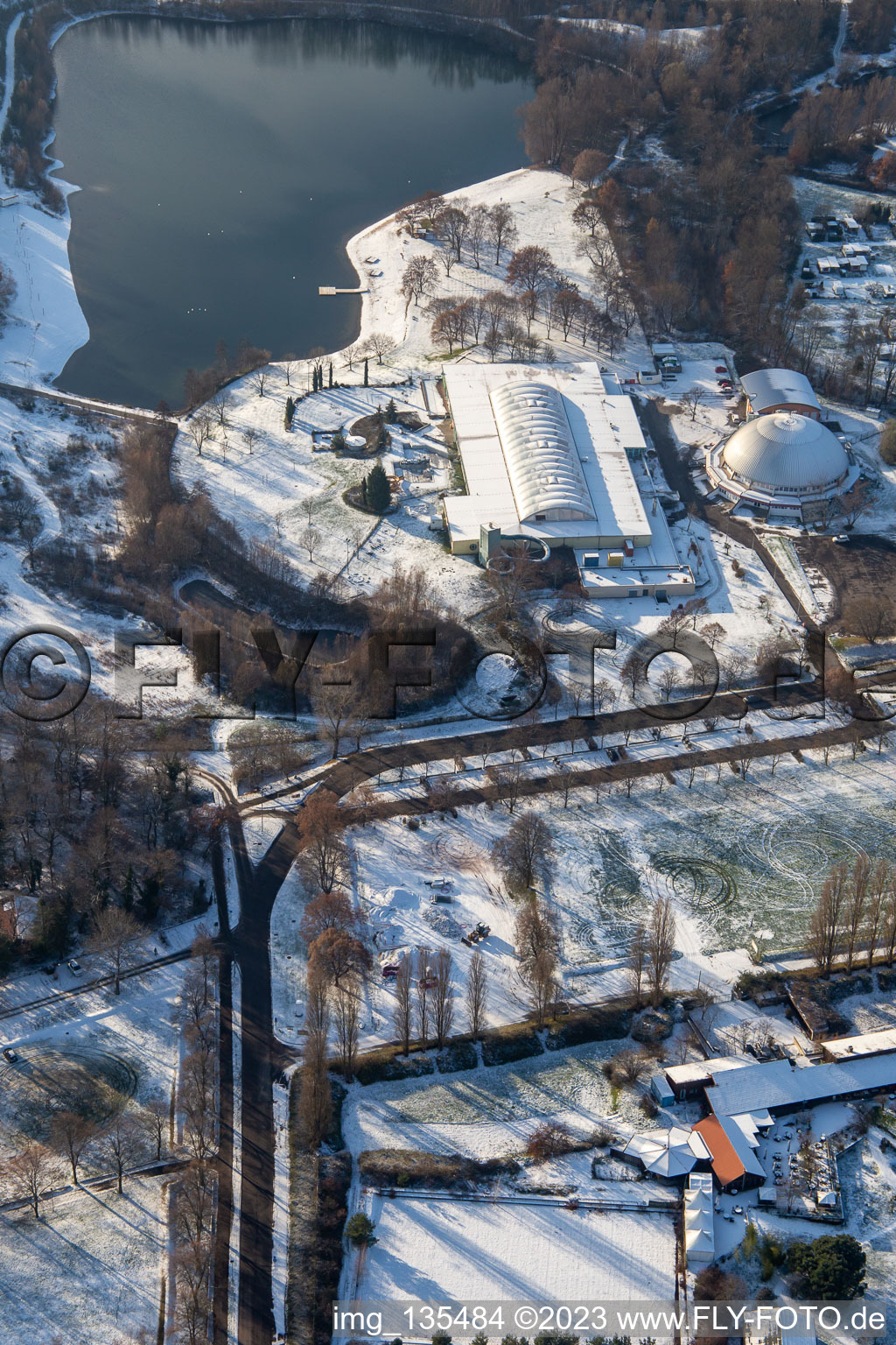 Vue aérienne de Lido, salle de boulettes de vapeur en hiver quand il y a de la neige à Rülzheim dans le département Rhénanie-Palatinat, Allemagne