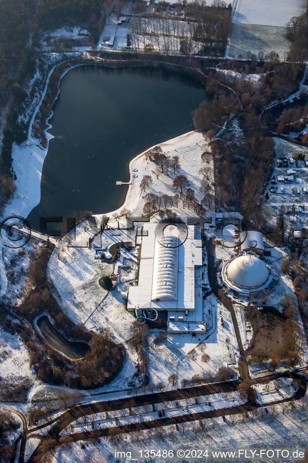 Vue oblique de Lido, salle de boulettes de vapeur en hiver quand il y a de la neige à Rülzheim dans le département Rhénanie-Palatinat, Allemagne