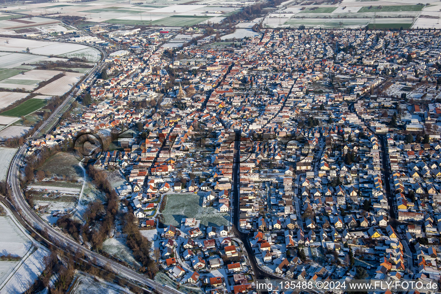 Vue aérienne de De l'ouest en hiver quand il y a de la neige à Rülzheim dans le département Rhénanie-Palatinat, Allemagne