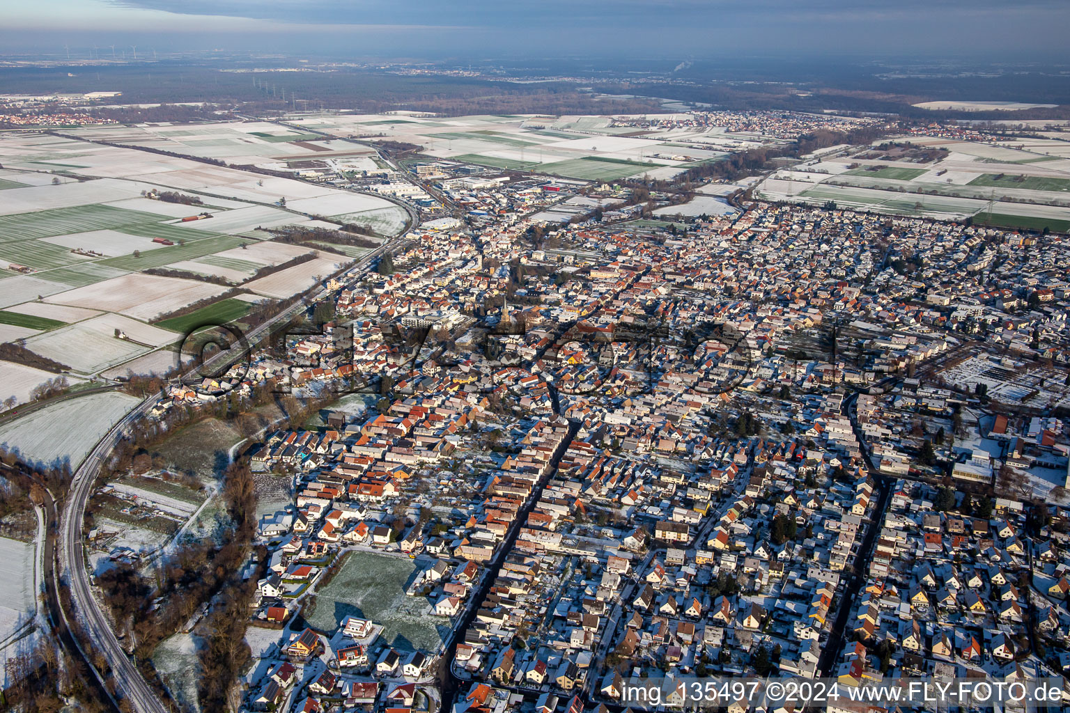 De l'ouest en hiver quand il y a de la neige à Rülzheim dans le département Rhénanie-Palatinat, Allemagne d'en haut